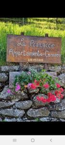una señal para aarmaarmaarmaarmaarma jardín con flores en LE PIANACCE - Appartamento per vacanze, en Castiglione di Garfagnana