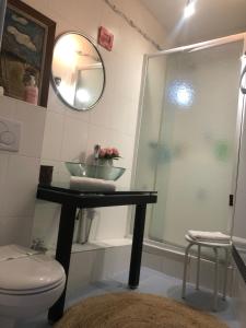 ドーヴィルにあるLe Petit Mornyのバスルーム(洗面台、トイレ、鏡付)