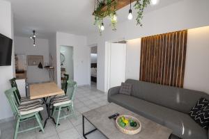 een woonkamer met een bank en een tafel bij Camo’s house in Poros