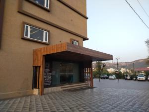奇陶尔加尔Hotel The Grand Chittor, Chittorgarh的街道上建筑物的店面