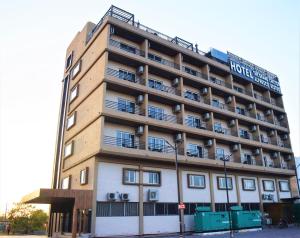 奇陶尔加尔Hotel The Grand Chittor, Chittorgarh的街道拐角处的酒店大楼