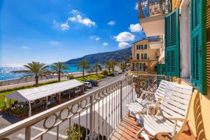 d'un balcon avec des chaises et une vue sur l'océan. dans l'établissement Appartamento fronte mare a Ospedaletti by Wonderful Italy, à Ospedaletti