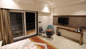 Hotel The Grand Chittor, Chittorgarh的电视和/或娱乐中心