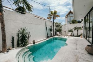 坎古的住宿－Villa Avanti Canggu，一座房子后院的游泳池