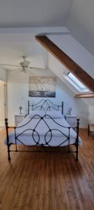 ロズ・シュル・クエノンにあるChambres d'Hôtes Ferme de la Baieの天井のあるベッドルーム1室(ベッド1台付)