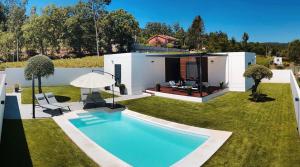 podwórko z basenem i domem w obiekcie Chalet Mia Sear Areas w mieście Sanxenxo