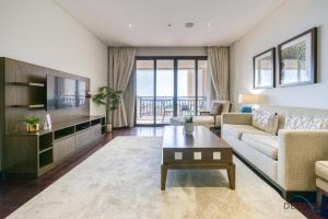 Posezení v ubytování Relaxing 1BR at Royal Amwaj Residences North Palm Jumeirah by Deluxe Holiday Homes
