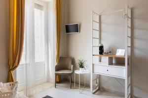 ノートにあるHouse&Villas - Napoli 49 - Mannarazzeのリビングルーム(椅子、鏡付)