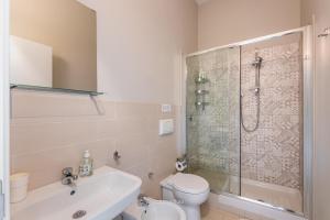 ノートにあるHouse&Villas - Napoli 49 - Mannarazzeのバスルーム(シャワー、トイレ、シンク付)