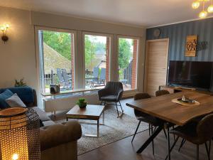 ein Wohnzimmer mit einem Sofa und einem Tisch in der Unterkunft Magnus & Morgentau in Göhren