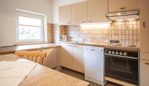 Virtuvė arba virtuvėlė apgyvendinimo įstaigoje Kathrin Apartments - Kapplerhof