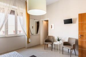 ノートにあるHouse&Villas - Napoli 49 - Mannarazzeのリビングルーム(椅子2脚、テーブル付)