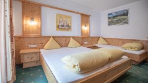カップルにあるKathrin Apartments - Kapplerhofのベッド2台 木製の壁の部屋