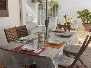 a table with plates and napkins on it at Casa Rosario - Villetta Indipendente in Felline +14 photos