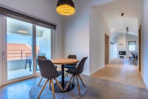 a dining room with a table and chairs at Luxury Landing in Cres