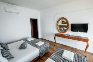 TV a/nebo společenská místnost v ubytování Kristal Beach Hotel