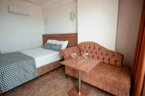 Postel nebo postele na pokoji v ubytování Kristal Beach Hotel