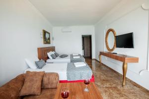 アンタルヤにあるクリスタル ビーチ ホテルのベッドルーム1室(ベッド1台、テーブル、ソファ付)
