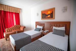 Postel nebo postele na pokoji v ubytování Kristal Beach Hotel