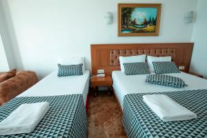 Postel nebo postele na pokoji v ubytování Kristal Beach Hotel