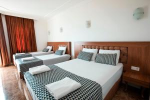Postel nebo postele na pokoji v ubytování Kristal Beach Hotel