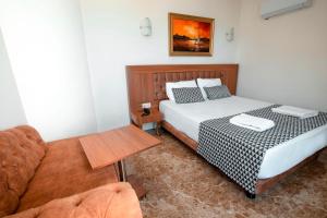 Postel nebo postele na pokoji v ubytování Kristal Beach Hotel