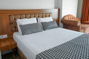 Postel nebo postele na pokoji v ubytování Kristal Beach Hotel