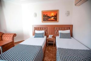 Postel nebo postele na pokoji v ubytování Kristal Beach Hotel