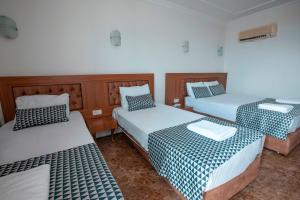Postel nebo postele na pokoji v ubytování Kristal Beach Hotel