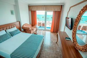 Postel nebo postele na pokoji v ubytování Kristal Beach Hotel