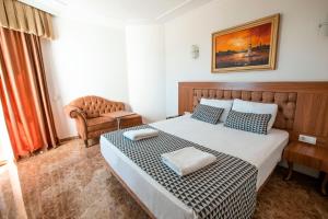 Postel nebo postele na pokoji v ubytování Kristal Beach Hotel