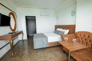 Postel nebo postele na pokoji v ubytování Kristal Beach Hotel