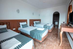 Postel nebo postele na pokoji v ubytování Kristal Beach Hotel