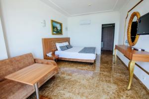 Postel nebo postele na pokoji v ubytování Kristal Beach Hotel