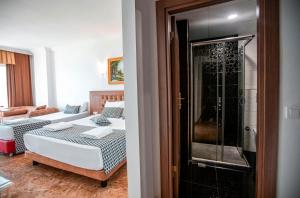 Postel nebo postele na pokoji v ubytování Kristal Beach Hotel