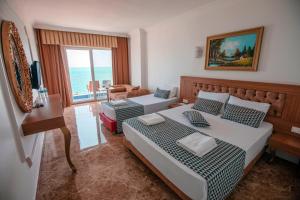 Postel nebo postele na pokoji v ubytování Kristal Beach Hotel