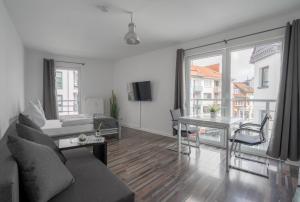 una sala de estar con un sofá y una mesa en My Apartment im Bremer Viertel, en Bremen