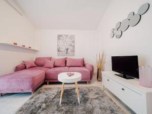 Televízia a/alebo spoločenská miestnosť v ubytovaní Adorable apartment with swimming pool and terrace