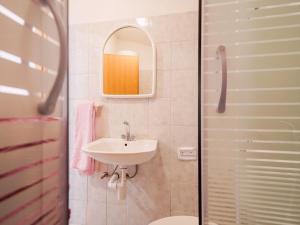 Kúpeľňa v ubytovaní Adorable apartment with swimming pool and terrace