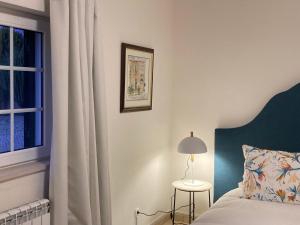 um quarto com uma cama e uma janela em Villa Tranberg Suites nas Ferreiras