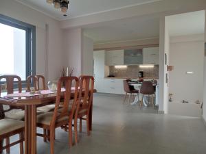 a kitchen and dining room with a table and chairs at Villa Lakki's Ori in Lákkoi