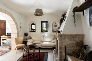 諾奇的住宿－Trullo Fragno by Wonderful Italy，带沙发和壁炉的客厅