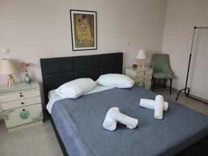 a bedroom with a bed with two towels on it at Villa Lakki's Ori in Lákkoi