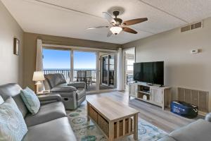 un soggiorno con divano e TV a schermo piatto di Enhanced Unit w Oceanview a Fernandina Beach