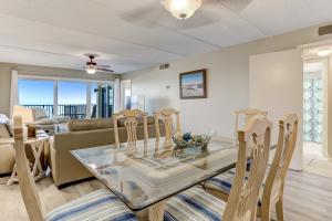 un soggiorno con tavolo e sedie in vetro di Enhanced Unit w Oceanview a Fernandina Beach