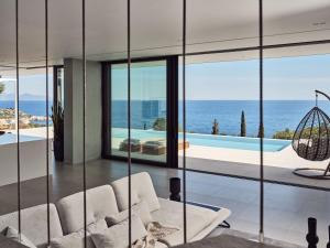 sala de estar con vistas al océano en The Sall Villa, en Agios Nikolaos