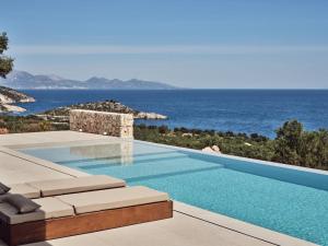 una piscina con vistas al océano en The Sall Villa, en Agios Nikolaos