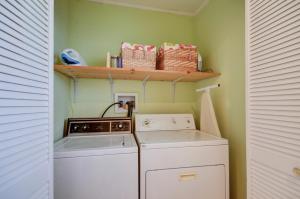 a washer and dryer in a small laundry room at DogFriendly Duplex in Fernandina Beach