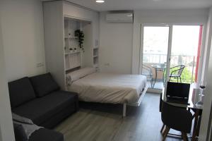 salon z łóżkiem i kanapą w obiekcie Estudio NUEVO Minerva 635 w mieście Benalmádena
