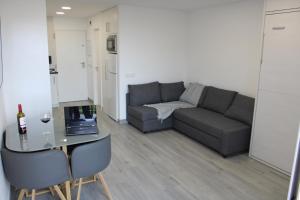salon z kanapą i stołem w obiekcie Estudio NUEVO Minerva 635 w mieście Benalmádena